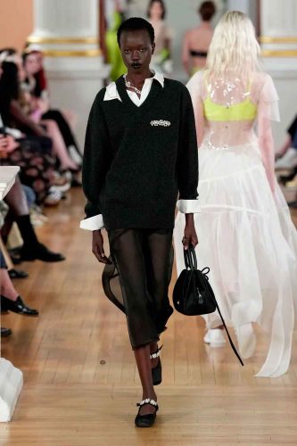 Simone Rocha, verão 2026 - Foto: Reprodução/Vogue Runway