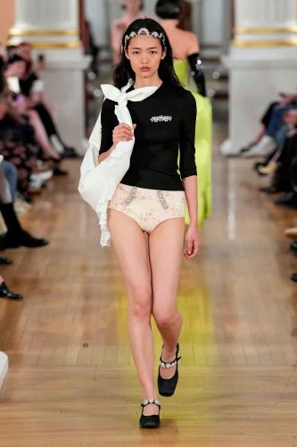 Simone Rocha, verão 2026 - Foto: Reprodução/Vogue Runway
