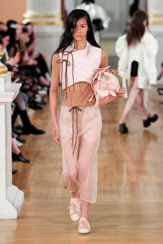 Simone Rocha, verão 2026 - Foto: Reprodução/Vogue Runway
