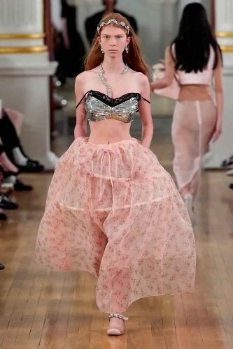 Simone Rocha, verão 2026 - Foto: Reprodução/Vogue Runway