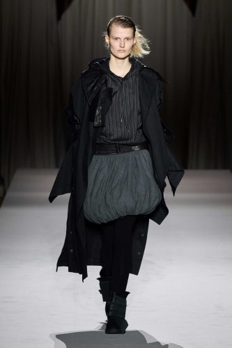 Yohji Yamamoto, inverno 2025 – Foto: Reprodução/Vogue Runway