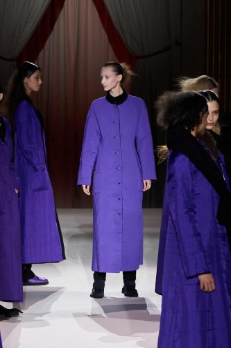 Yohji Yamamoto, inverno 2025 – Foto: Reprodução/Vogue Runway