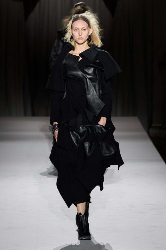 Yohji Yamamoto, inverno 2025 – Foto: Reprodução/Vogue Runway