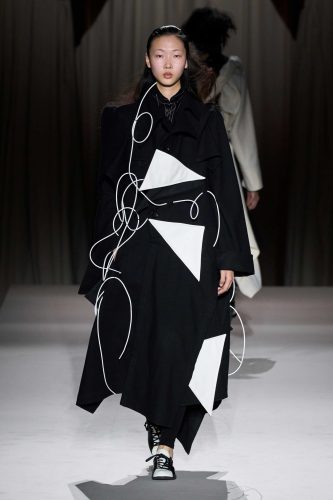 Yohji Yamamoto, inverno 2025 – Foto: Reprodução/Vogue Runway