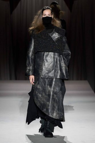 Yohji Yamamoto, inverno 2025 – Foto: Reprodução/Vogue Runway