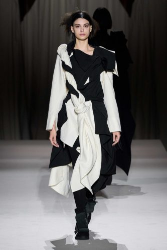 Yohji Yamamoto, inverno 2025 – Foto: Reprodução/Vogue Runway