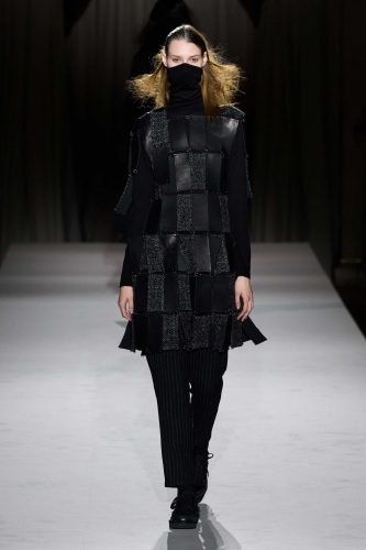 Yohji Yamamoto, inverno 2025 – Foto: Reprodução/Vogue Runway