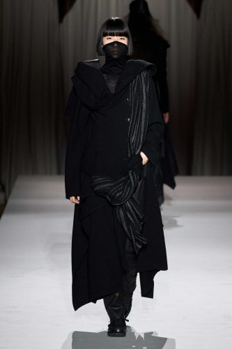 Yohji Yamamoto, inverno 2025 – Foto: Reprodução/Vogue Runway