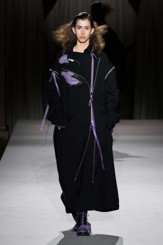 Yohji Yamamoto, inverno 2025 – Foto: Reprodução/Vogue Runway